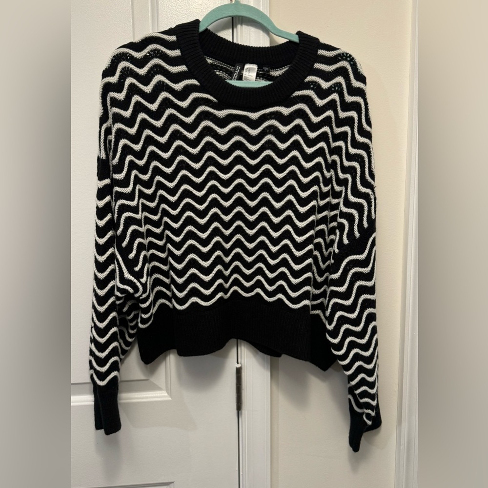 H&M Divided size XL cropped knit black and white chevron sweater